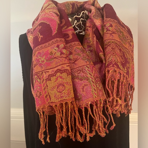 Collection 18 large pink/rose scarf with gold threads. - Picture 5 of 8